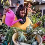 Mujer regando plantas