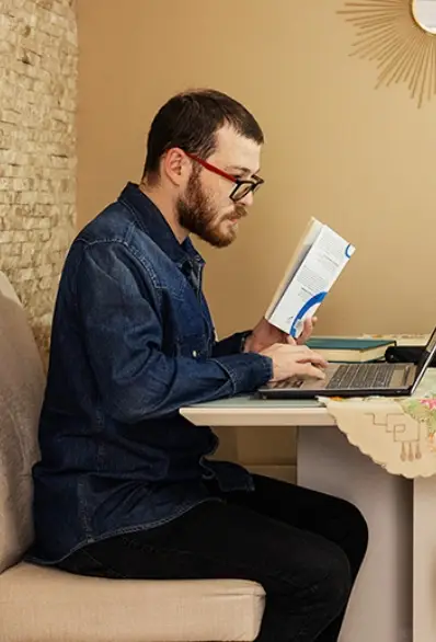 Homme étudiant les dibetes sur son ordinateur portable