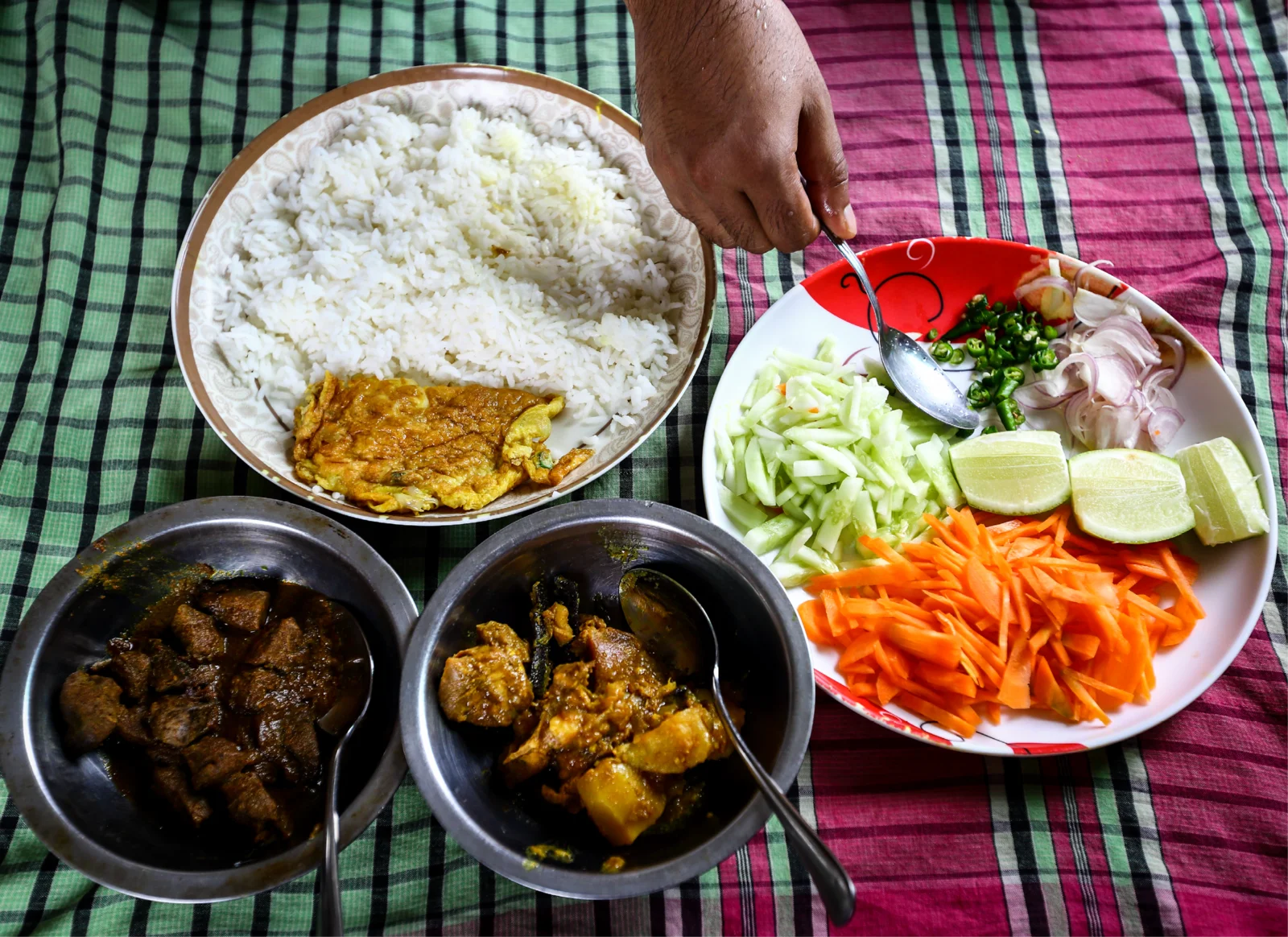 Comida con verduras frescas, carne y arroz.