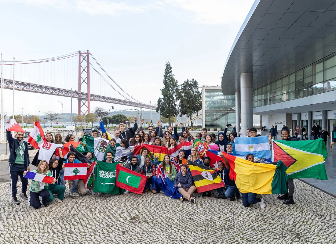 Jóvenes Líderes en Diabetes en Lisboa con las banderas de sus países