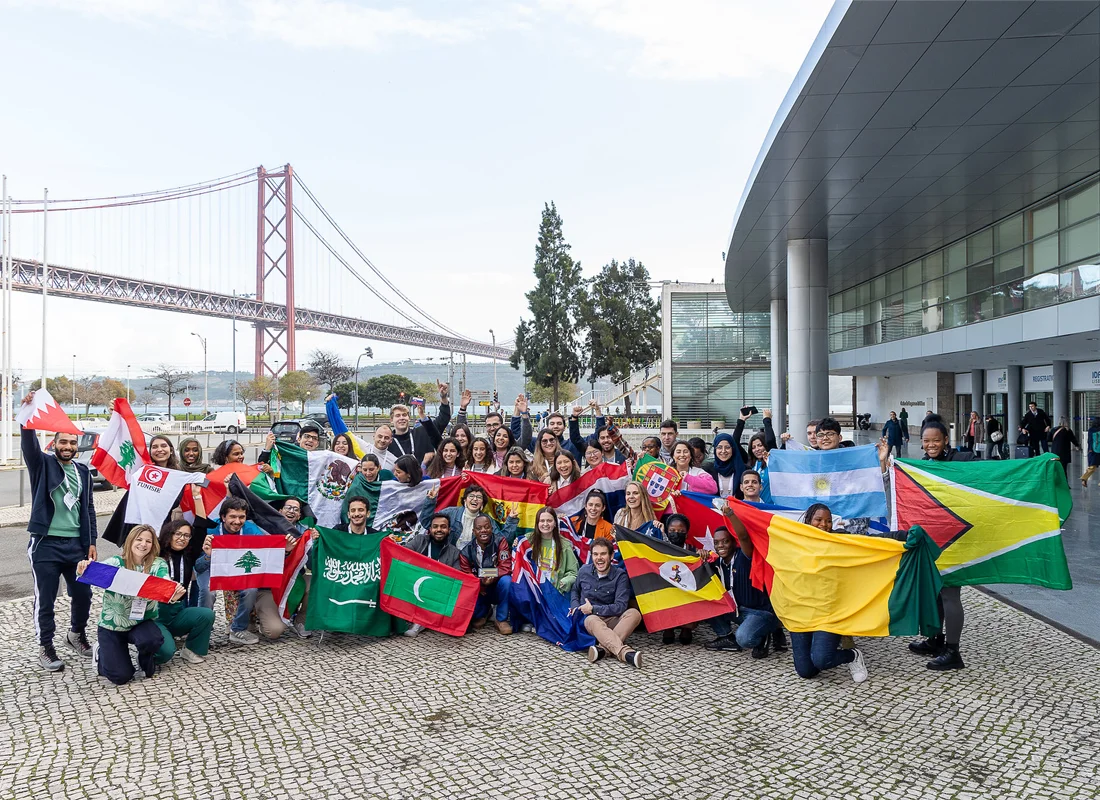 Les jeunes leaders du diabète à Lisbonne tiennent le drapeau de leur pays.