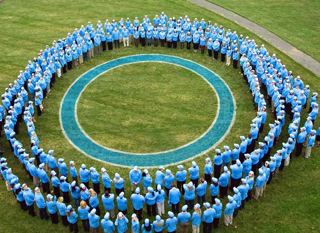 People standing in a blue circle for world diabetes day