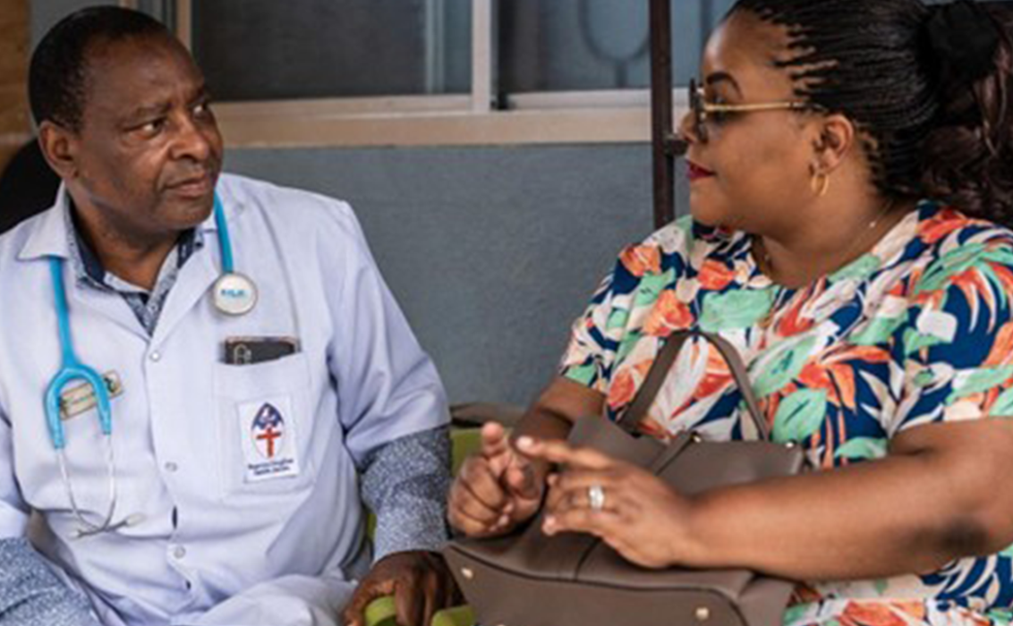 Dr. Yohana Mokiwa, hablando con un paciente, Dar es Salaam, Tanzania