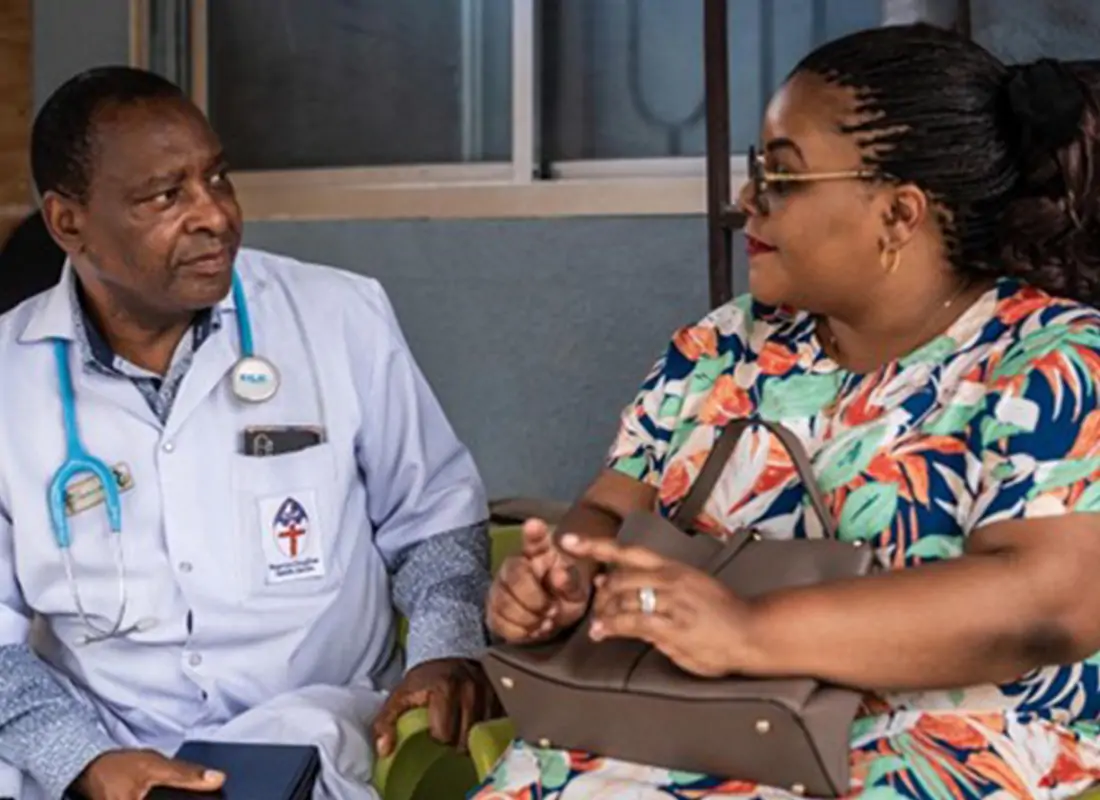 Dr. Yohana Mokiwa, hablando con un paciente, Dar es Salaam, Tanzania
